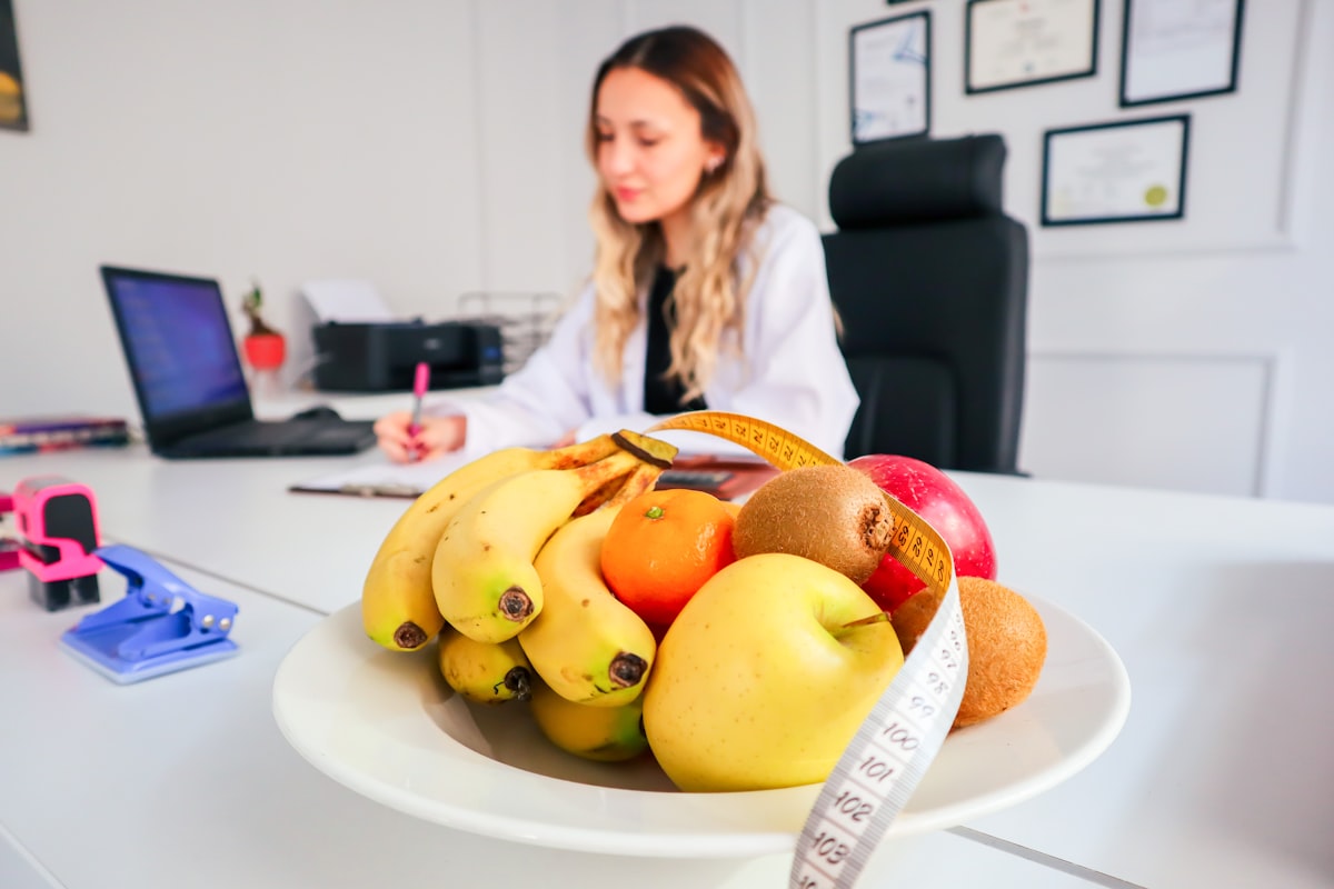 Jurnal alimentar pe o masă cu fructe